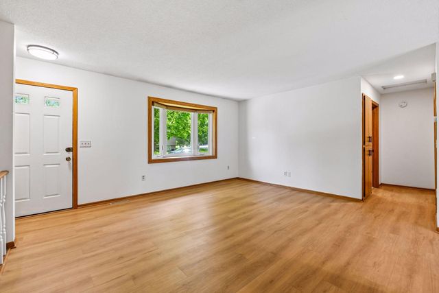6990 Redwing Lane, Chanhassen, MN 55317