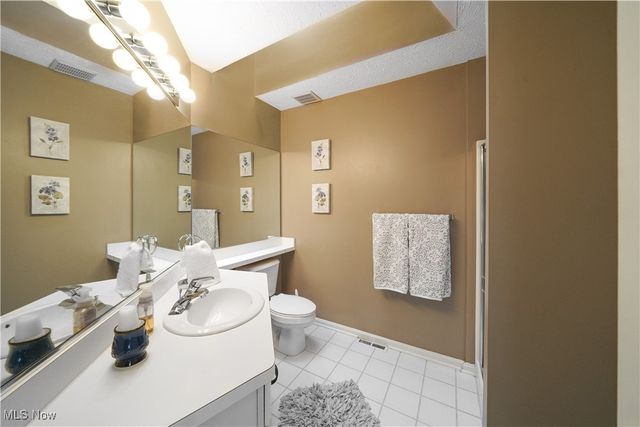 909 Grand View Lane, Aurora, OH 44202