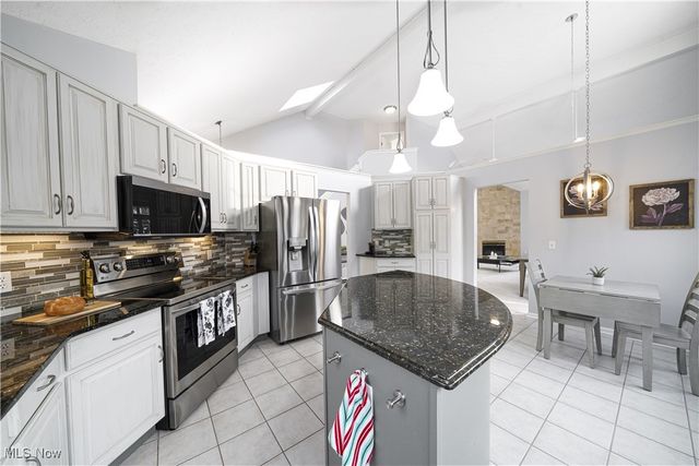 909 Grand View Lane, Aurora, OH 44202