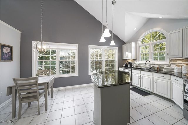 909 Grand View Lane, Aurora, OH 44202