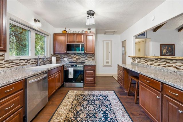 10085 Banner Lava Cap Rd, Nevada City, CA 95959