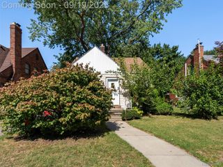15723 Deerfield Avenue, Eastpointe, MI 48021