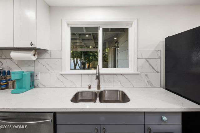 9808 SW Lawndale Ave, Lakewood, WA 98498