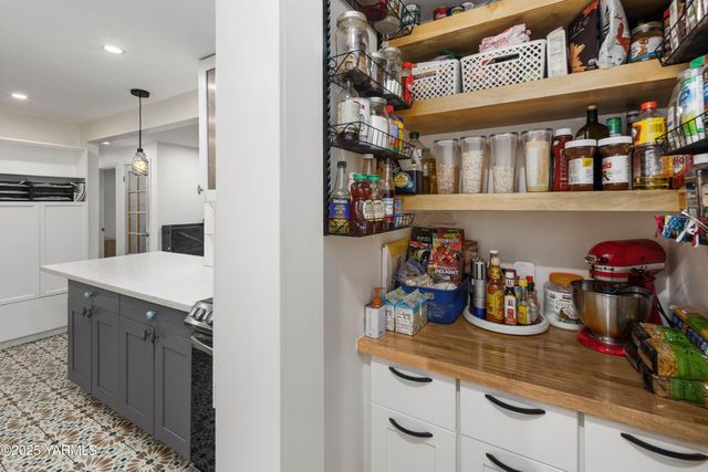 9808 SW Lawndale Ave, Lakewood, WA 98498