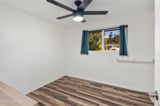 9808 SW Lawndale Ave, Lakewood, WA 98498
