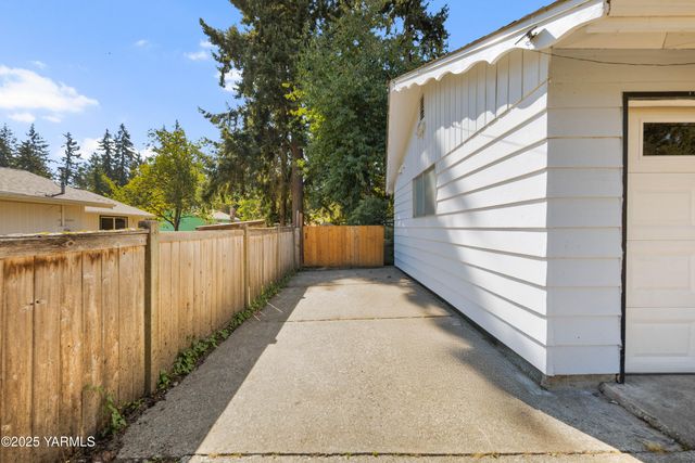 9808 SW Lawndale Ave, Lakewood, WA 98498