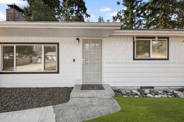 9808 SW Lawndale Ave, Lakewood, WA 98498
