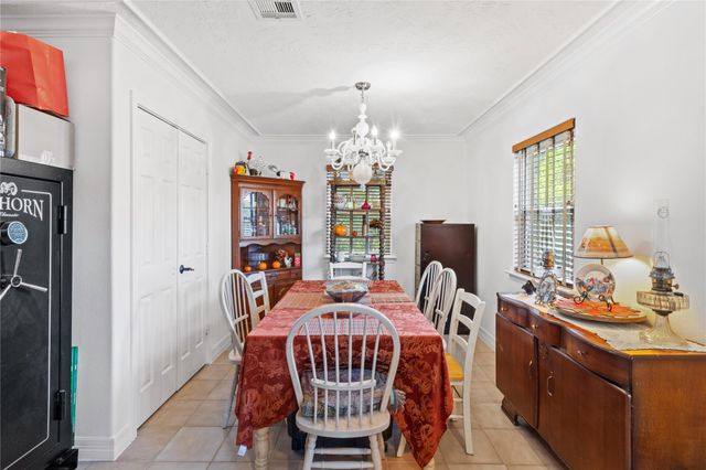 1014 E Canal Road, Highlands, TX 77562