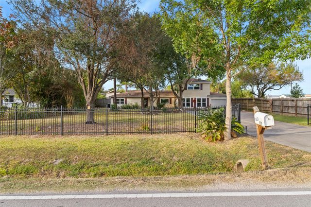1014 E Canal Road, Highlands, TX 77562