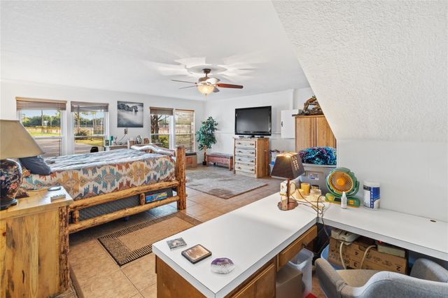 1014 E Canal Road, Highlands, TX 77562