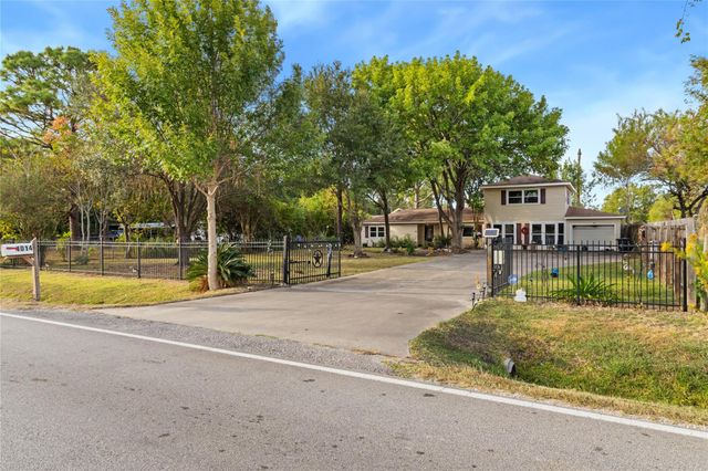 1014 E Canal Road, Highlands, TX 77562