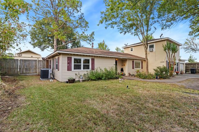 1014 E Canal Road, Highlands, TX 77562