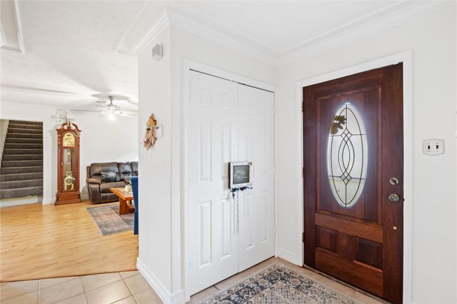 1014 E Canal Road, Highlands, TX 77562