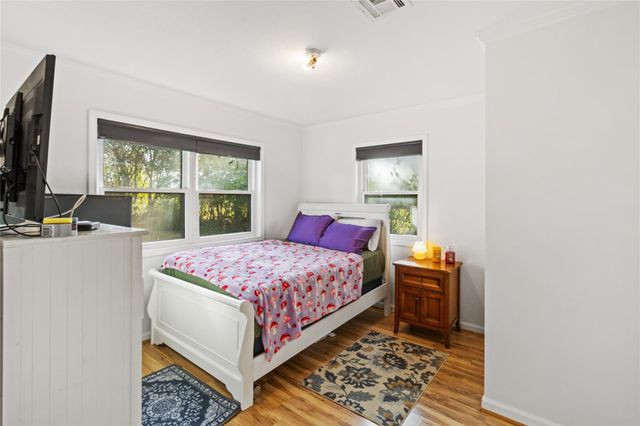 1014 E Canal Road, Highlands, TX 77562