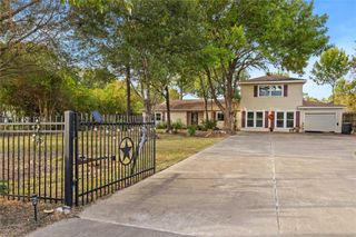 1014 E Canal Road, Highlands, TX 77562