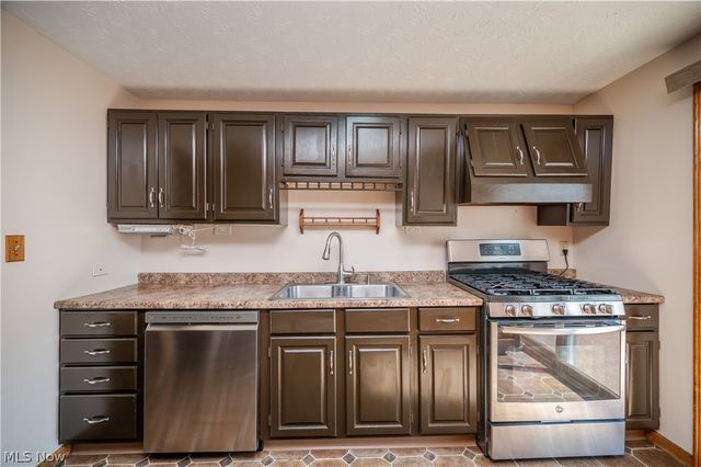 814 Illinois Avenue, Mcdonald, OH 44437
