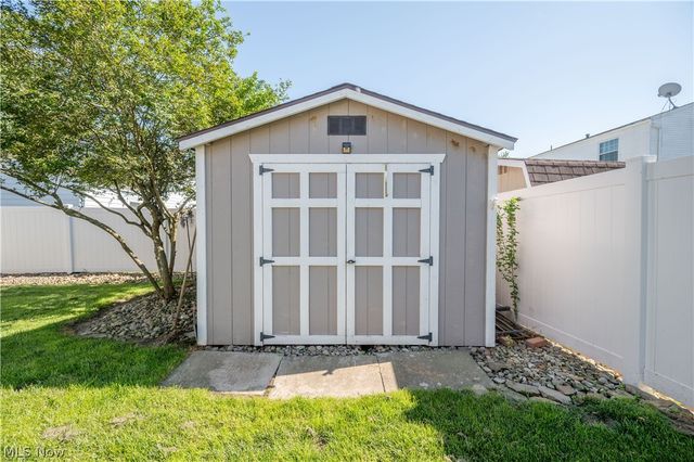 814 Illinois Avenue, Mcdonald, OH 44437