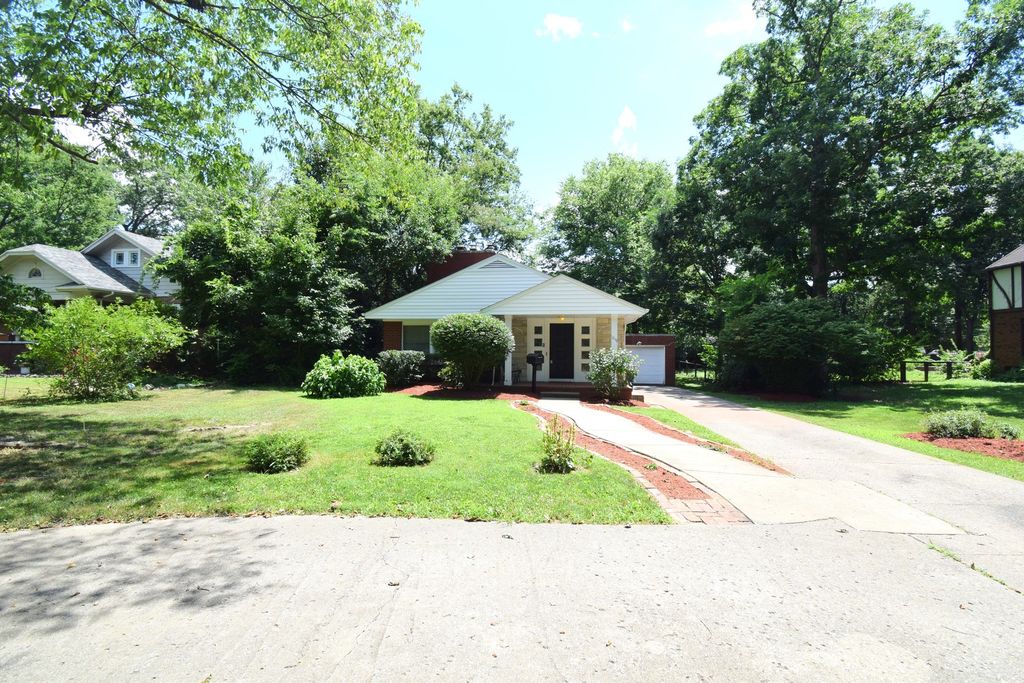 Image 1 of property listing at 1819 Richview Road, Mt Vernon, IL 62864