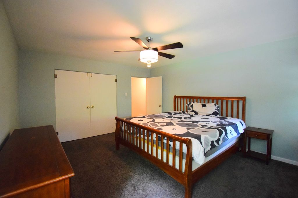 Image 11 of property listing at 1819 Richview Road, Mt Vernon, IL 62864