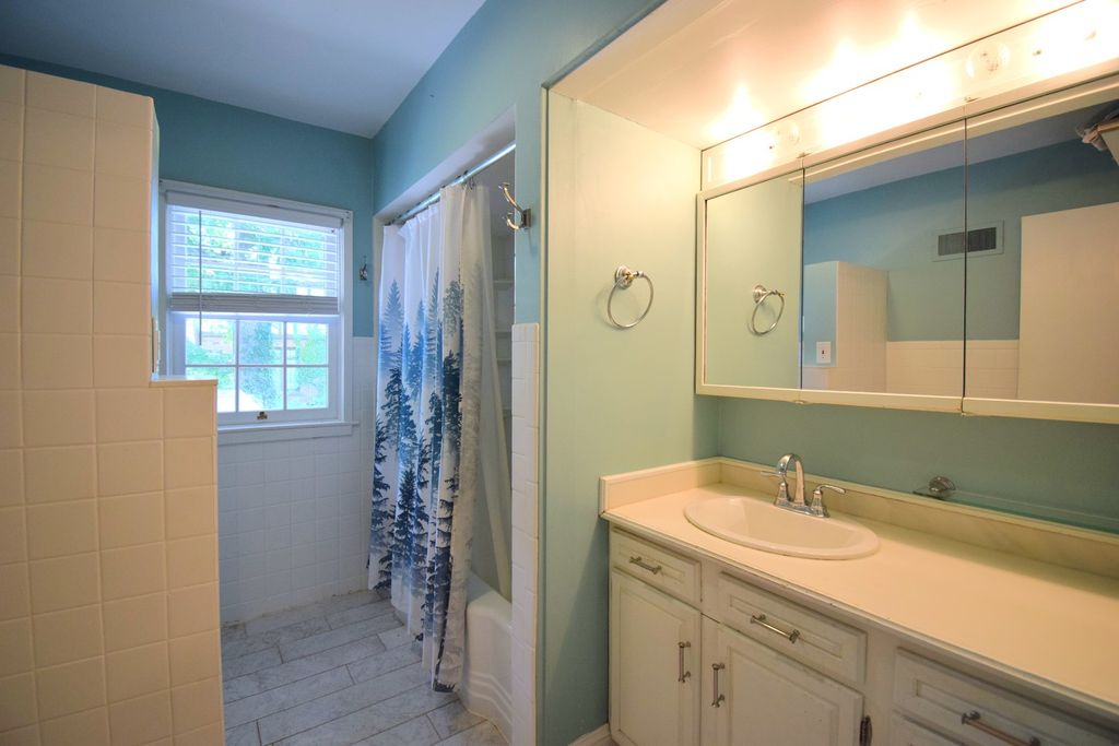 Image 16 of property listing at 1819 Richview Road, Mt Vernon, IL 62864