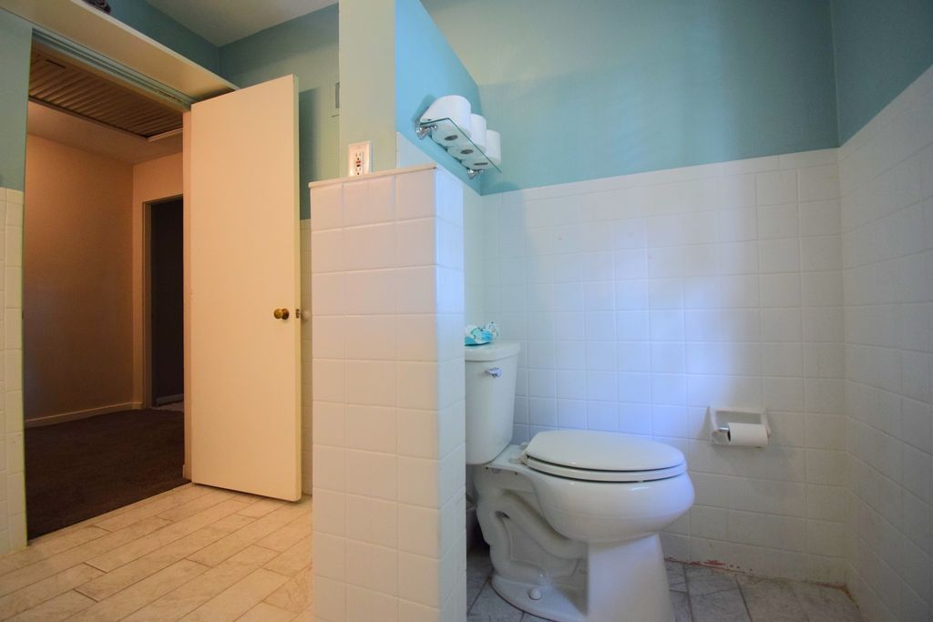 Image 17 of property listing at 1819 Richview Road, Mt Vernon, IL 62864