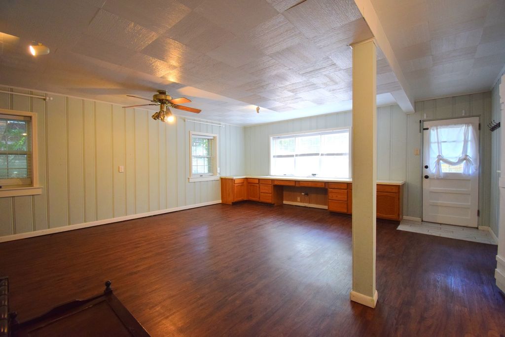 Image 18 of property listing at 1819 Richview Road, Mt Vernon, IL 62864