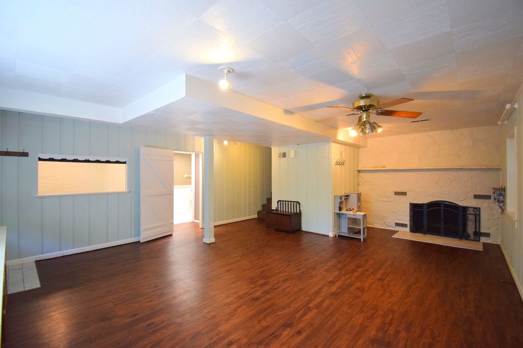 Image 19 of property listing at 1819 Richview Road, Mt Vernon, IL 62864