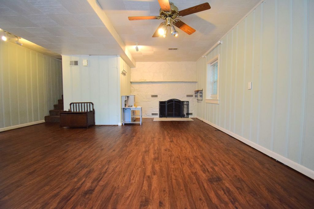 Image 20 of property listing at 1819 Richview Road, Mt Vernon, IL 62864