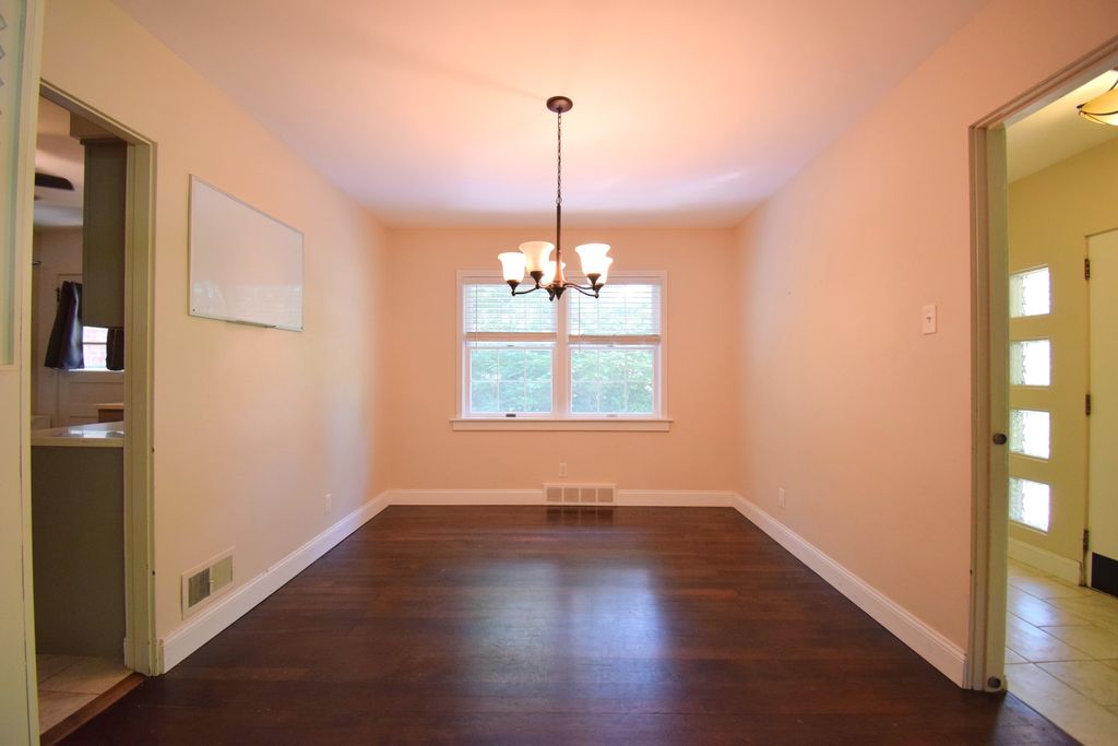 Image 3 of property listing at 1819 Richview Road, Mt Vernon, IL 62864