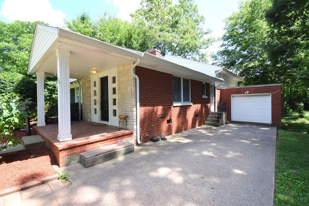 Image 28 of property listing at 1819 Richview Road, Mt Vernon, IL 62864