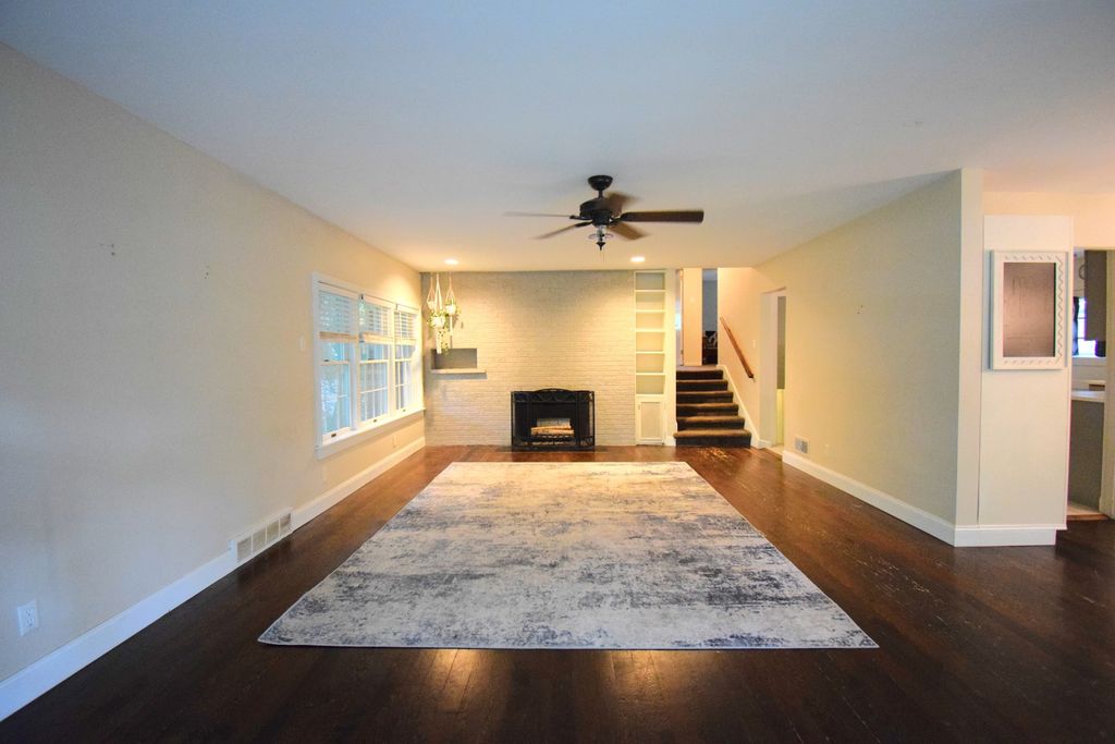 Image 4 of property listing at 1819 Richview Road, Mt Vernon, IL 62864