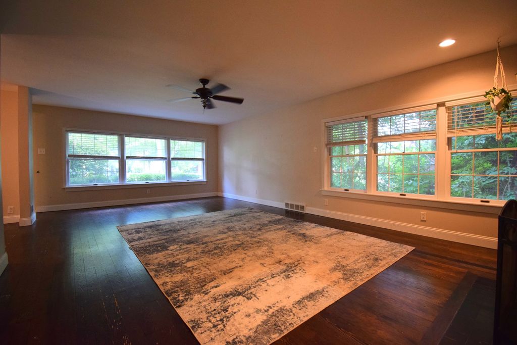 Image 5 of property listing at 1819 Richview Road, Mt Vernon, IL 62864