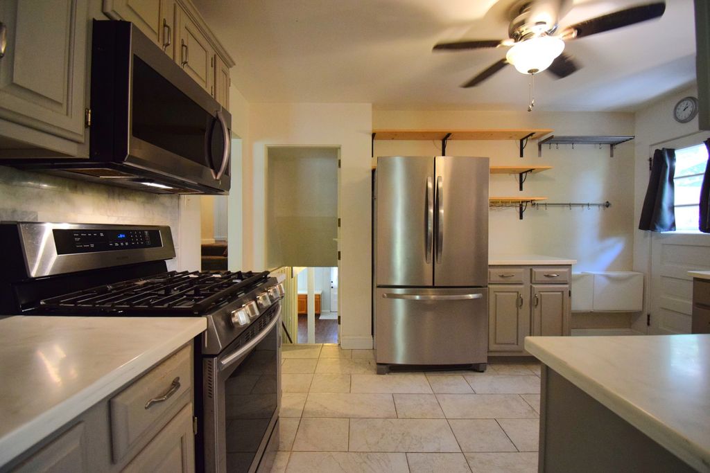 Image 6 of property listing at 1819 Richview Road, Mt Vernon, IL 62864