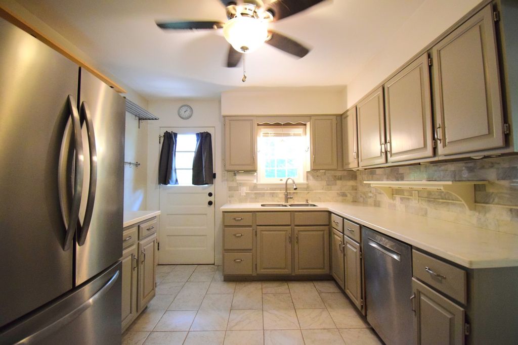 Image 7 of property listing at 1819 Richview Road, Mt Vernon, IL 62864