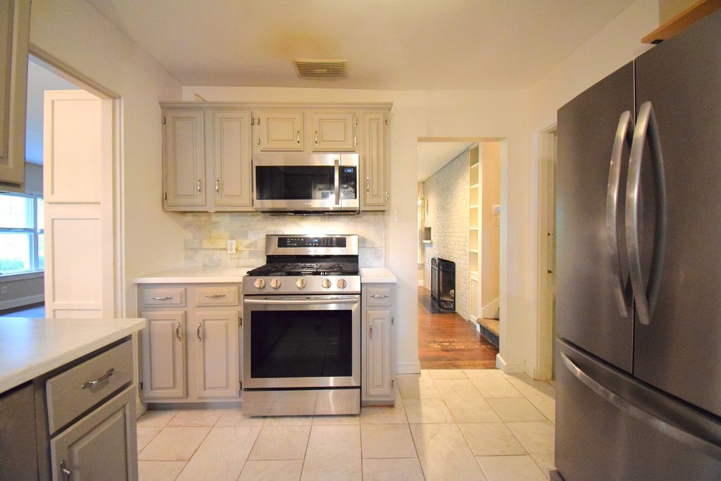 Image 8 of property listing at 1819 Richview Road, Mt Vernon, IL 62864