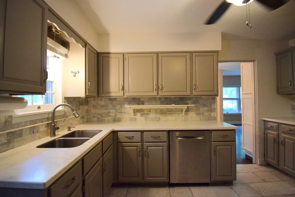 Image 9 of property listing at 1819 Richview Road, Mt Vernon, IL 62864