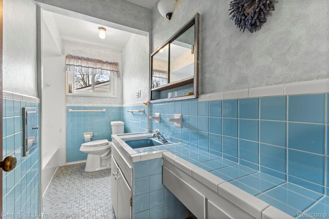 32819 Jefferson Avenue, St. Clair Shores, MI 48082