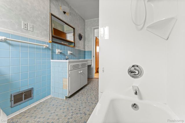 32819 Jefferson Avenue, St. Clair Shores, MI 48082