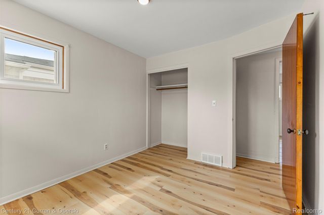 32819 Jefferson Avenue, St. Clair Shores, MI 48082