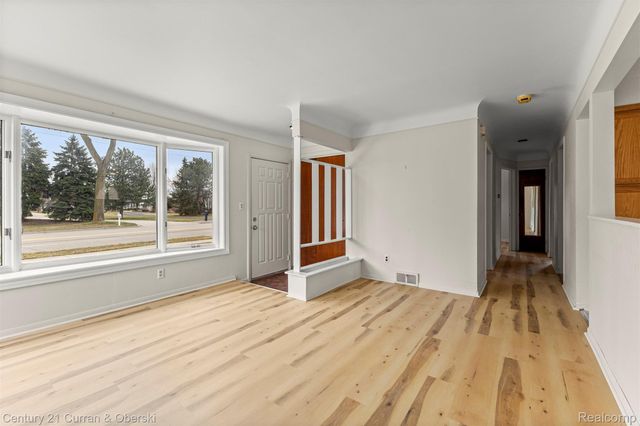 32819 Jefferson Avenue, St. Clair Shores, MI 48082