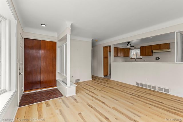 32819 Jefferson Avenue, St. Clair Shores, MI 48082