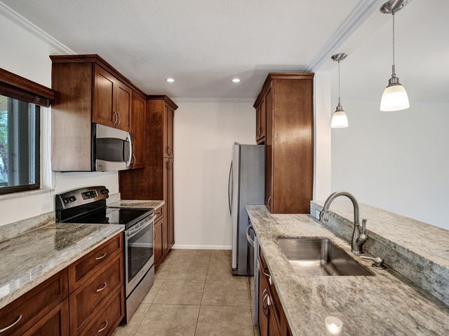 930 SW 9th Street Circle 206, Boca Raton, FL 33486