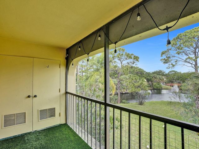 930 SW 9th Street Circle 206, Boca Raton, FL 33486