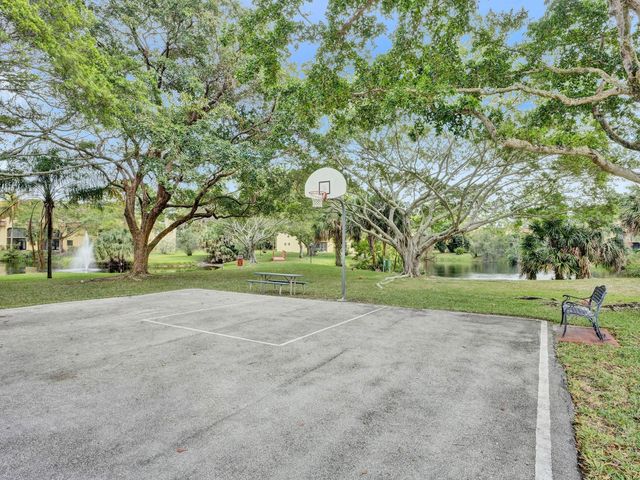 930 SW 9th Street Circle 206, Boca Raton, FL 33486