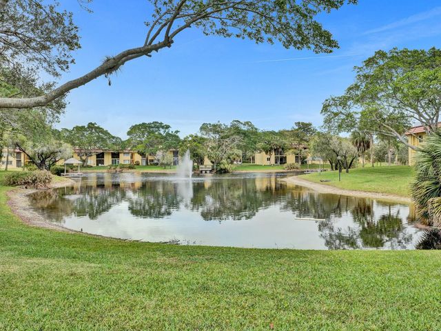 930 SW 9th Street Circle 206, Boca Raton, FL 33486