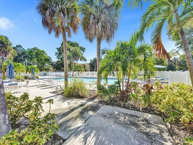 930 SW 9th Street Circle 206, Boca Raton, FL 33486