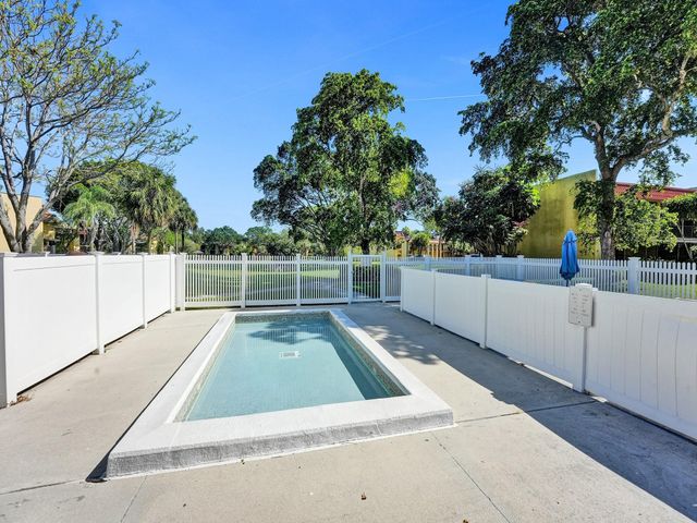 930 SW 9th Street Circle 206, Boca Raton, FL 33486