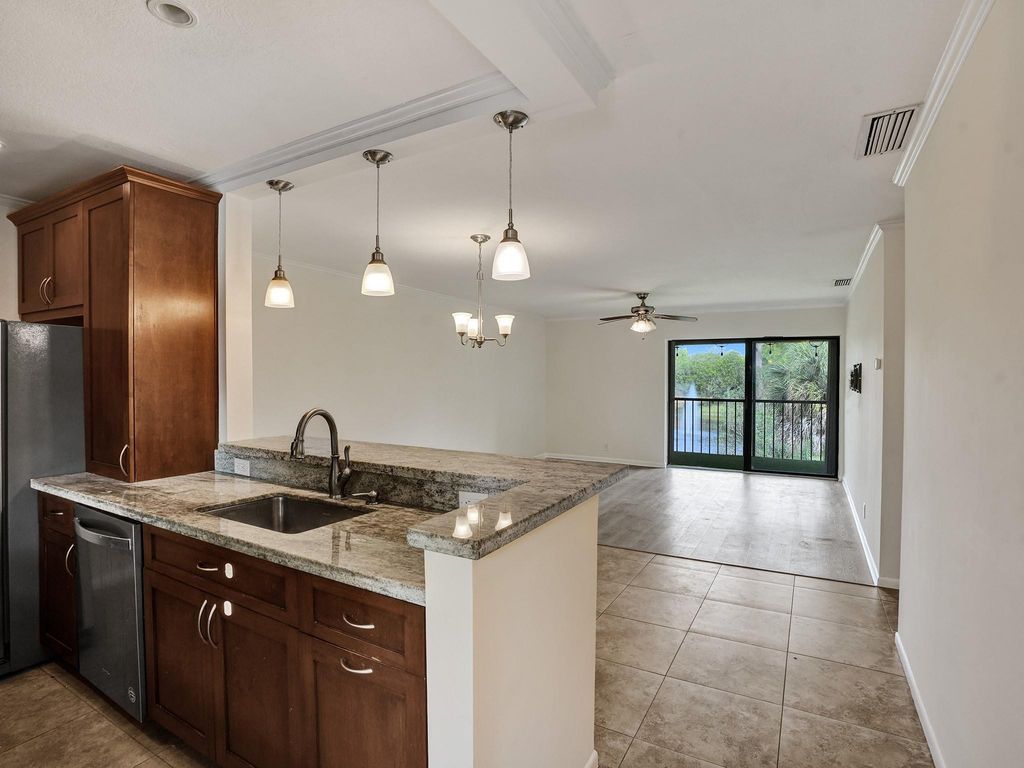 930 SW 9th Street Circle 206, Boca Raton, FL 33486