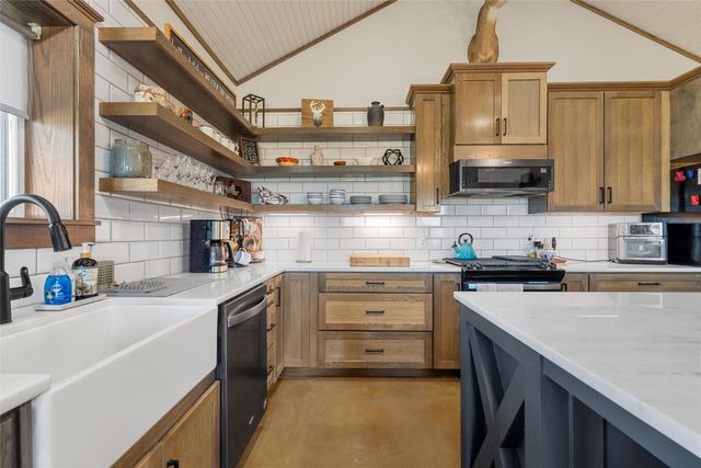 684 County Road 473, Lott, TX 76656