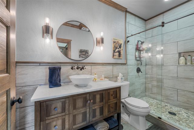 684 County Road 473, Lott, TX 76656